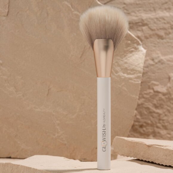 Huda Beauty GloWish Airbrush Finish Skin Tint Brush - Picture 2 of 9